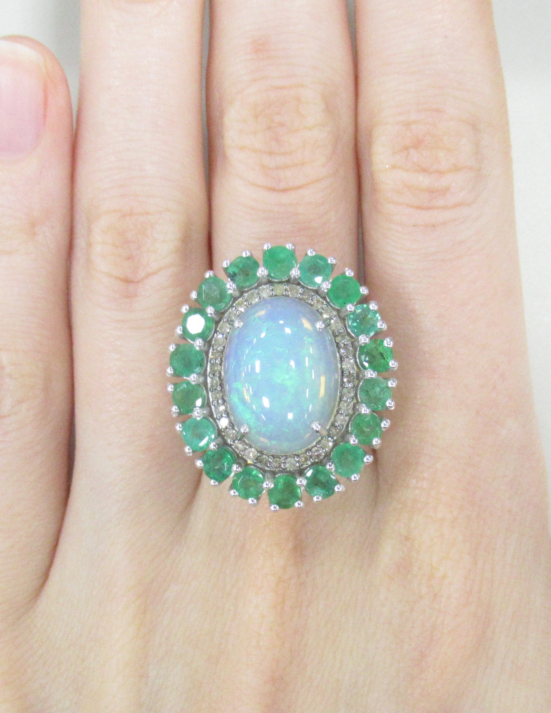 Серебряное кольцо 925 пробы; вставки 1 Агат зеленый; 12 Фианит бесцв.;